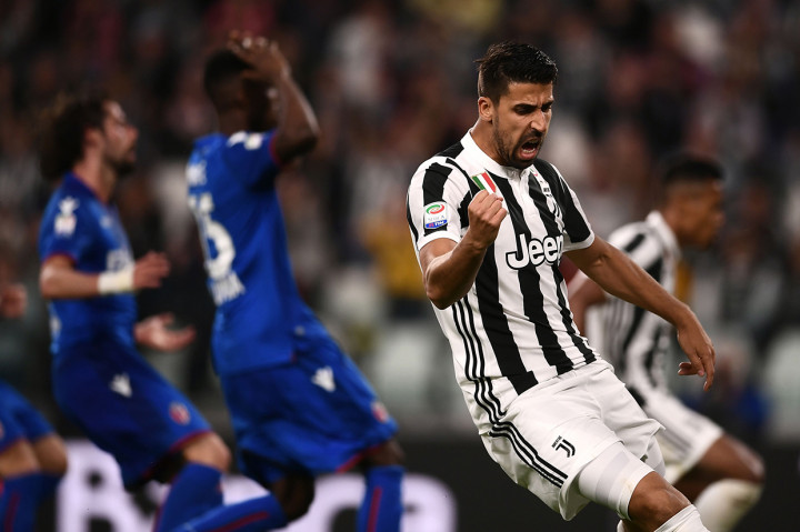 Terus menekan, Juventus berhasil membalikkan keadaan di menit ke-63. Umpan Costa disontek Sami Khedira dengan mudah di tiang jauh.