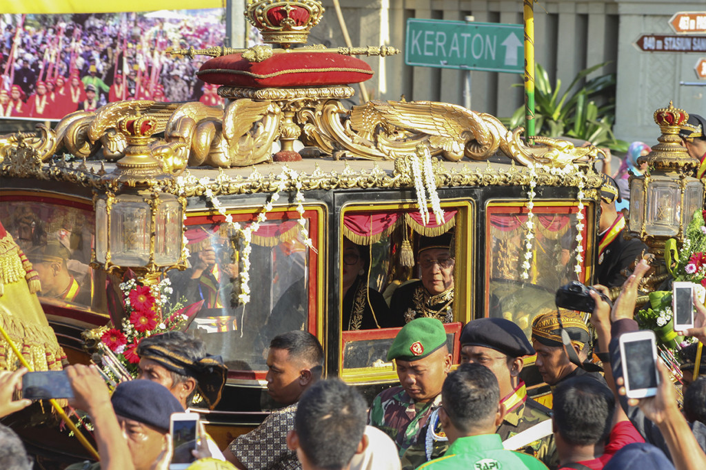 Raja Keraton Kasunanan Surakarta Hadiningrat Paku Buwono (PB) XIII Hangabehi menaiki Kereta Kyai Garudo Kencana saat memimpin Kirab Agung Keraton Kasunanan Surakarta di Solo, Jawa Tengah.