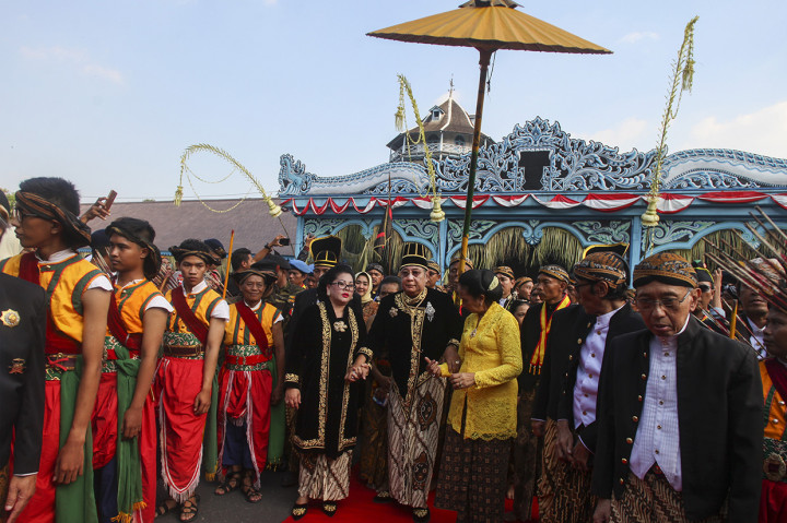 Setelah absen selama 6 tahun, Keraton setempat kembali menggelar Kirab Agung Kasunanan Surakarta Hadiningrat yang merupakan rangkaian upacara Tingalan Dalem Jumenengan Raja.