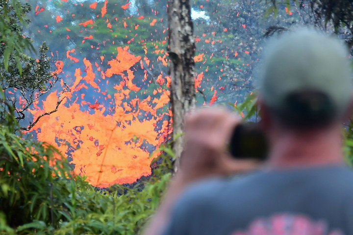 Beberapa saat sebelumnya di hari Jumat, gempa 5,7 SR mengguncang wilayah yang sama. Gempa itu beserta gempa-gempa sebelumnya memicu gunung Kilauea, salah satu dari lima gunung berapi yang aktif di Hawaii, meletus.
