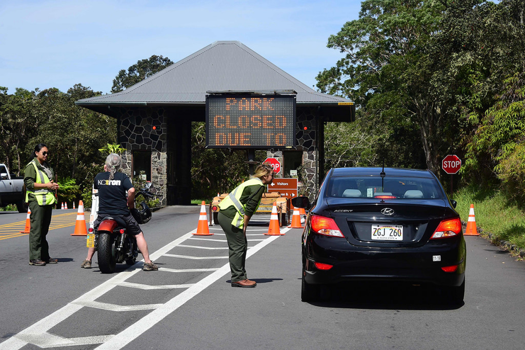 Warga setempat telah diperintahkan untuk meninggalkan lokasi menyusul erupsi gunung Kilauea.
