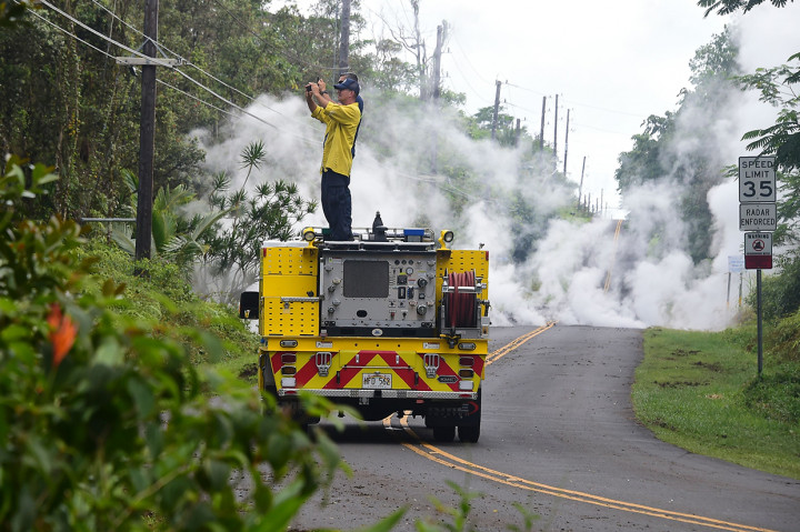 Sementara itu, Dinas Pemadam Kebakaran Hawaii melaporkan kondisi udara di sekitar gunung berapa masuk dalam kategori sangat berbahaya. Udara itu dapat menyebabkan iritasi kulit dan kesulitan bernapas.