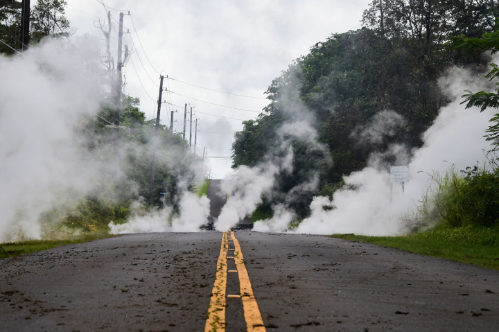 Saat ini, sekitar 2.000 orang sudah diungsikan ke wilayah aman. Jalanan di Big Island yang biasanya ramai oleh warga pun tampak sepi.