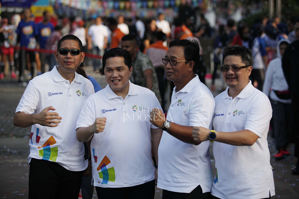 Direktur Hubungan Kelembagaan BRI Sis Apik Wijayanto (kedua kanan) bersama Ketua Inasgoc Erick Thohir (kedua kiri) ketika acara BRI Sunday Fest; Road to Asian Games 2018 di Gedung Sentra BRI, Jakarta.