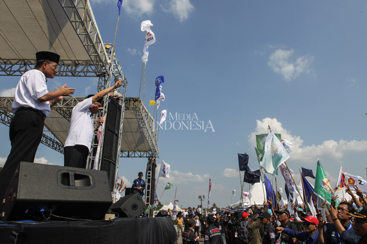 Kedua calon wali kota itu memberikan beberapa janji. Salah satunya adalah menaikkan intensif bagi para Ketua RT yang awalnya hanya Rp 300.000 menjadi Rp 600.000. Selain itu mereka berencana untuk membenahi jalan nasional dalam waktu 2 tahun setelah menjabat kelak. 