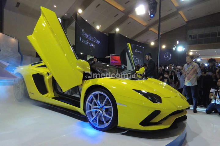 Ciri khas Lamborghini Aventador S Roadster, punya atap jenis hard top, yang bisa bongkar pasang dalam hitungan menit. Pintu gunting pun menjadi ciri khas yang tak lepas dari ciri utama sebuah sportcar dari Lamborghini. medcom.id/Ahmad Garuda