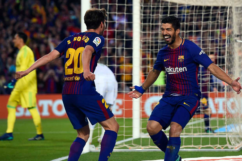 Tuan rumah berhasil unggul terlebih dahulu lewat Luis Suarez pada menit ke-10. Mendapat umpang dari Sergi Roberto, Suarez berhasil menaklukkan kiper Madrid Keylor Navas. AFP/JOSEP LAGO