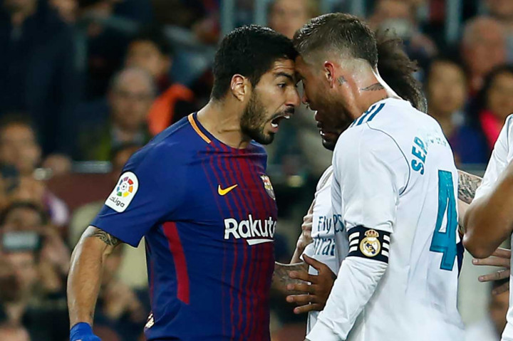 Kapten Madrid Sergio Ramos berkonfrontasi dengan Suarez yang memicu kedua pemain mendapatkan kartu kuning. AFP/PAU BARRENA