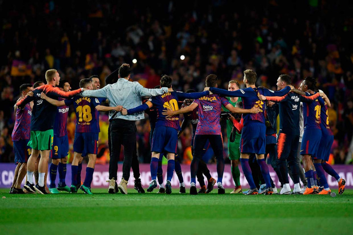 Para pemain Barca melakukan sendiri 'guard of honour', tradisi penghormatan kepada sang juara. Seperti diketahui Barcelona telah memastikan diri menjadi juara Liga Spanyol pada 30 April lalu usai mengalahkan Deportivo la Coruna 4-2. AFP/LLUIS GENE