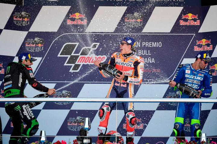 Pembalap Repsol Honda Marc Marquez (tengah) melakukan selebrasi bersama pembalap Monster Yamaha Tech 3's Johann Zarco (kiri) dan pembalap Suzuki Ecstar's Andrea Iannone usai memastikan diri menjadi juara Moto-GP Spanyol, di Jerez de la Frontela, Minggu, 6 Mei 2018.