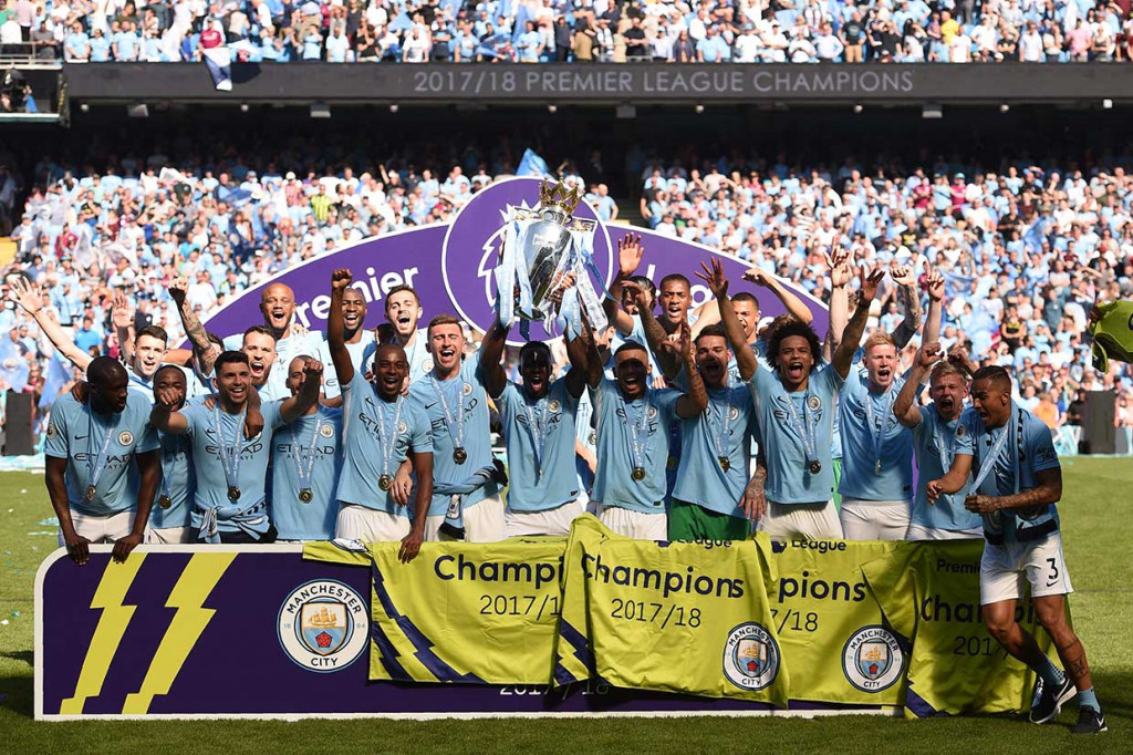 Para pemain Manchester City mengangkat trofi juara Liga Inggris pada sebuah acara yang digelar usai laga melawan Huddersfield Town yang berakhir imbang 0-0 di Stadion Etihad, Minggu, 6 Mei 2018 waktu setempat.