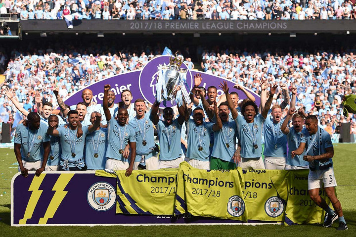Para pemain Manchester City mengangkat trofi juara Liga Inggris pada sebuah acara yang digelar usai laga melawan Huddersfield Town yang berakhir imbang 0-0 di Stadion Etihad, Minggu, 6 Mei 2018 waktu setempat.