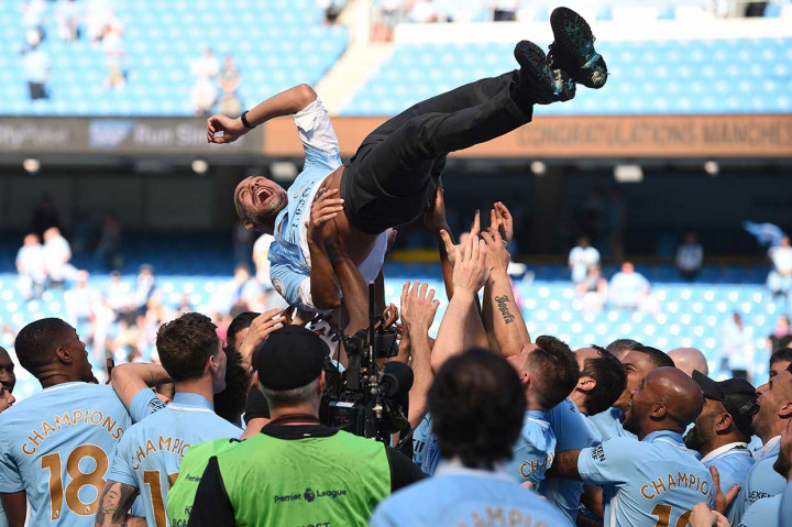 Para pemain mengangkat pelatih Pep Guardiola yang berhasil mengantarkan mereka meraih gelar juara Liga Inggris. Bagi Guardiola gelar tersebut sangat spesial. Karena dia gagal di musim pertamanya bersama City dan menebusnya pada musim kedua.
