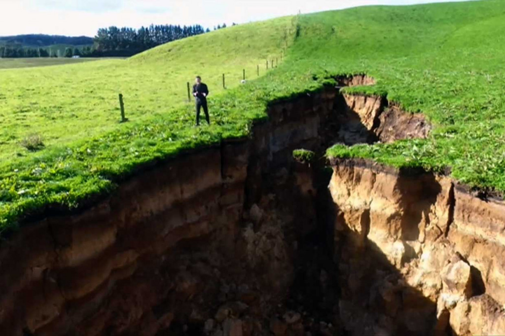 Sebuah sinkhole misterius muncul di sebuah peternakan sapi perah di dekat Kota Rotorua, North Island, Selandia Baru.