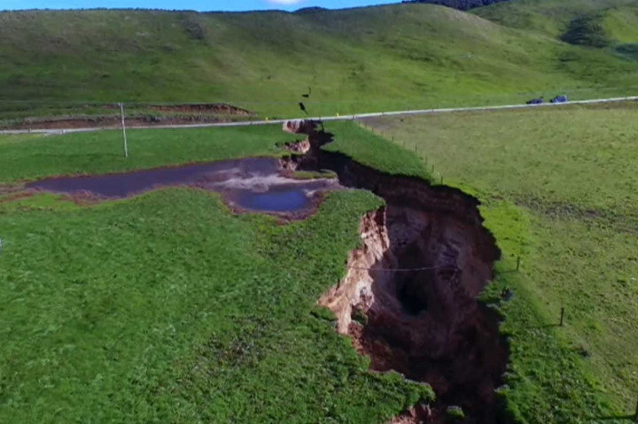 Sinkhole muncul setelah hujan lebat melanda wilayah tersebut dan meninggalkan bekas lubang bergerigi di lanskap itu, serta memperlihatkan endapan batu dari 60 ribu tahun yang lalu.