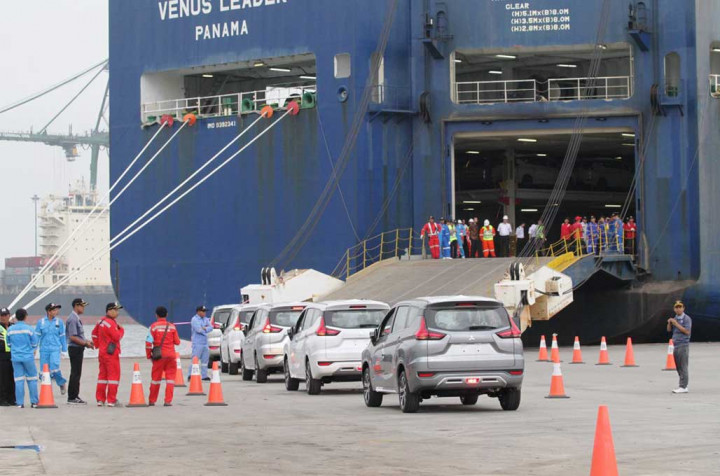 Terdapat 400 unit mobil yang dikapalkan menuju Filipina hari ini Rabu (25/4/2018). Sejatinya mobil ini akan diekspor ke negara-negara Asia, Australia, Eropa dan Amerika. Mitsubishi