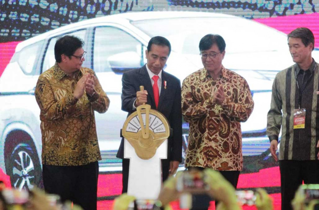 Presiden Republik Indonesia, Joko Widodo meresmikan langsung proses ekspor perdana mobil berjenis small MPV milik Mitsubishi itu. Mitsubishi