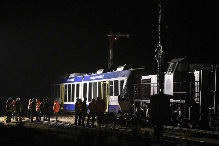 Petugas pemadam kebakaran dan penyelamat bekerja di lokasi dua kereta bertabrakan di Aichach, Jerman Selatan, Senin, 7 Mei 2018 malam waktu setempat.