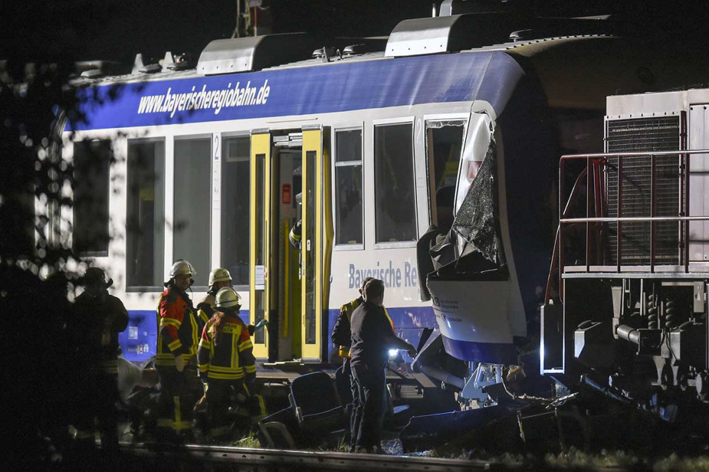 Operator jaringan Deutsche Bahn mengatakan bahwa kereta komuter menghantam kereta barang antara Ingolstadt dan Augsburg di wilayah Bavaria, Jerman Selatan.