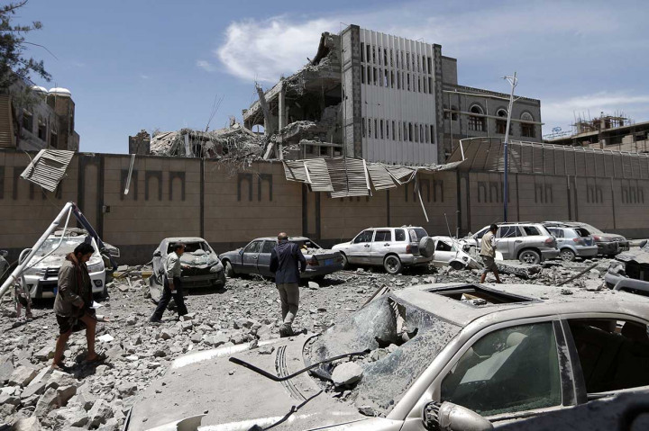 Warga melihat lokasi serangan udara oleh koalisi yang dipimpin Arab Saudi terhadap Istana Kepresidenan Yaman, di Sanaa, Senin, 7 Mei 2018 waktu setempat.