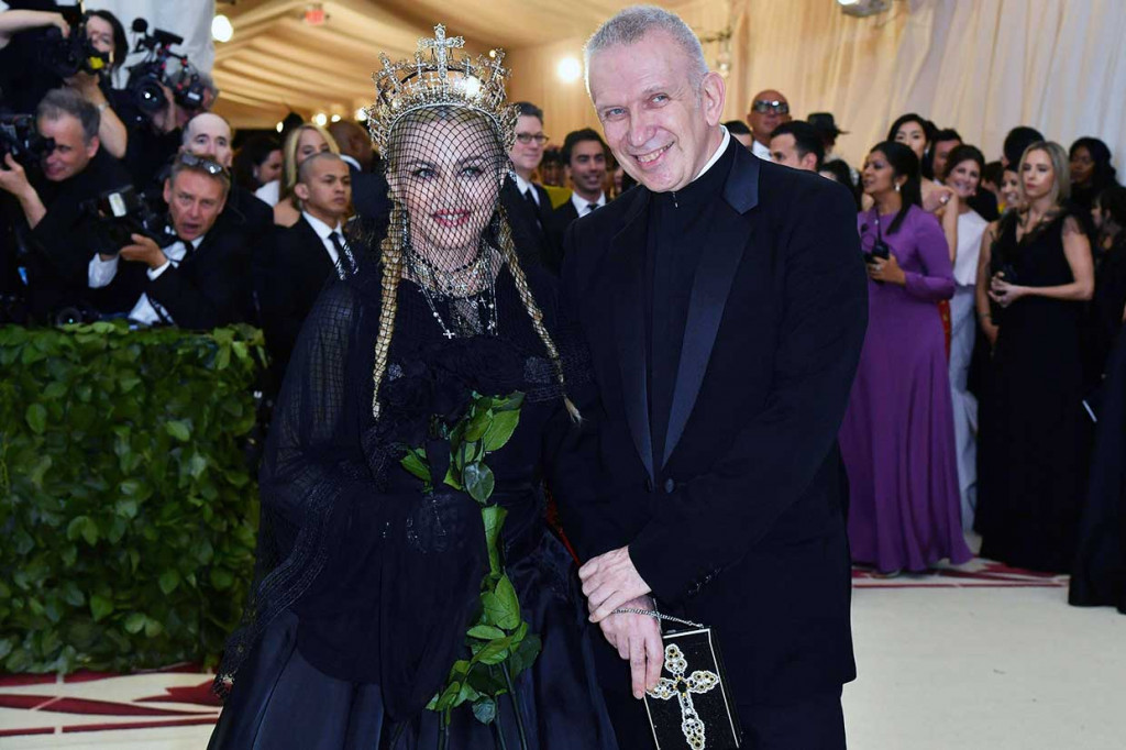 Penyanyi legendaris Madonna tampil bersama desainer ternama Jean Paul Gaultier dalam parade busana di ajang Met Gala 2018 di New York City, Senin, 7 Mei 2018 waktu setempat.