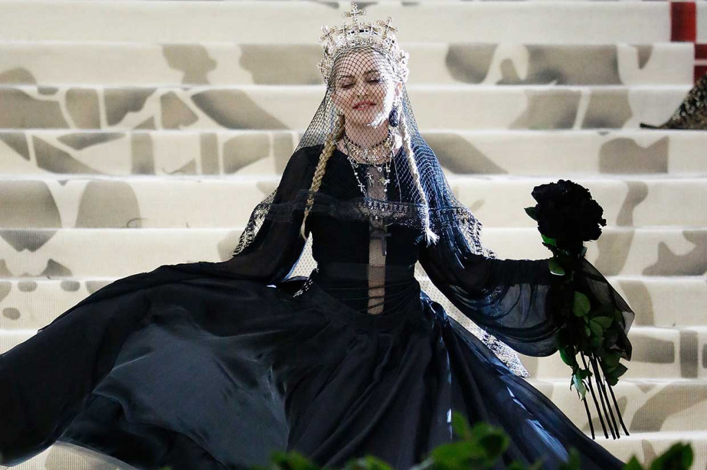 Dalam ajang yang mengangkat tema 'Heavenly Bodies: Fashion and teh Catholic Imagination' tersebut, Madonna mengenakan busana serba hitam karya Jean Paul Gaultier serta mahkota berbentuk salib, kreasi desainer Tanah Air, Rinaldy A Yunardi.