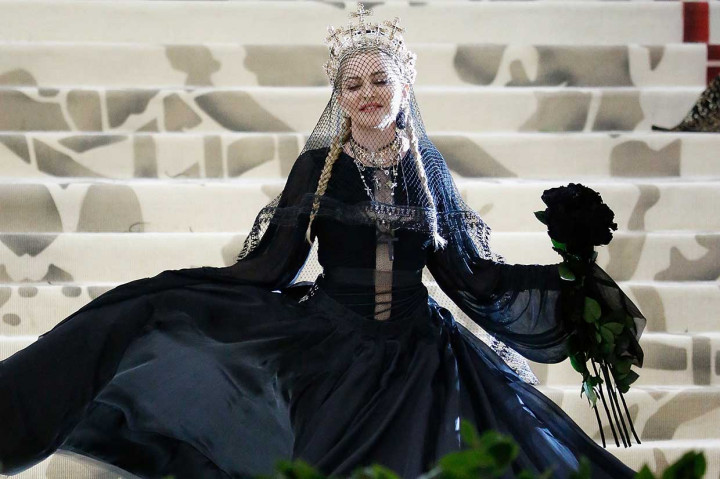 Dalam ajang yang mengangkat tema 'Heavenly Bodies: Fashion and teh Catholic Imagination' tersebut, Madonna mengenakan busana serba hitam karya Jean Paul Gaultier serta mahkota berbentuk salib, kreasi desainer Tanah Air, Rinaldy A Yunardi.