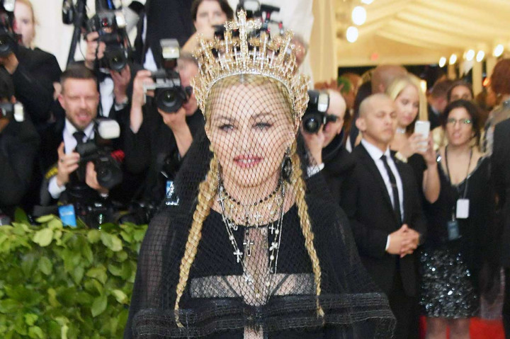 Selain mahkota warna emas, Madonna juga mengenakan kalung yang dipenuhi salib yang juga merupakan karya Rinaldy.