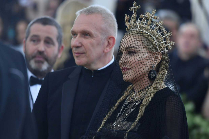 Madonna tampak anggun saat mengenakan mahkota berhiaskan salib berbagai ukuran berwarna emas dengan kombinasi perak serta rosario bermotif salib berwarna perak.
