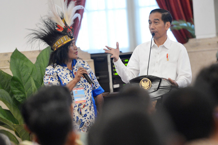 Seorang nelayan perempuan asal Mamberamo Papua, Marijen bercerita soal hasil tangkapan nelayan sekitar kepada Presiden Joko Widodo.