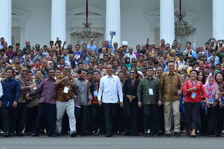 Presiden Joko Widodo (tengah) didampingi Kepala Staf Presiden Moeldoko (keenam kiri) dan Menteri Kelautan dan Perikanan Susi Pudjiastuti (keenam kanan) berfoto dengan nelayan di Istana Negara, Jakarta.