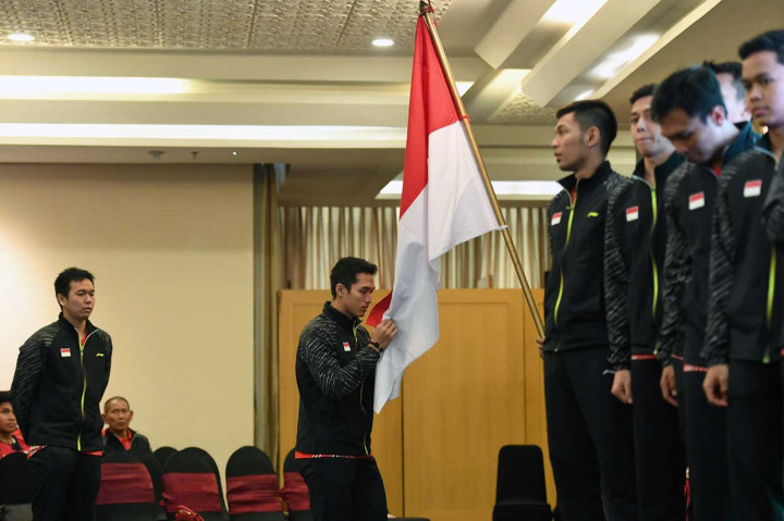 Atlet Tim Piala Thomas bergiliran mencium bendera Merah Putih saat pelepasan Tim Thomas dan Uber 2018 di Jakarta, Selasa, 8 Mei 2018. 