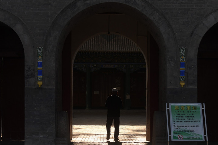 Dibangun oleh keluarga bermarga Na, pada masa Kaisar Jiajing Dinasti Ming, masjid tersebut memiliki luas sekitar 9.000 meter persegi dan selalu ramai saat Ramadhan dan Hari Jumat.