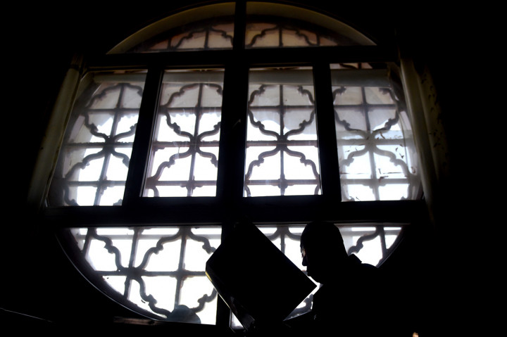 Warga muslim sedang beribadah di Masjid Najiahu, Provinsi Ningxia, Tiongkok.