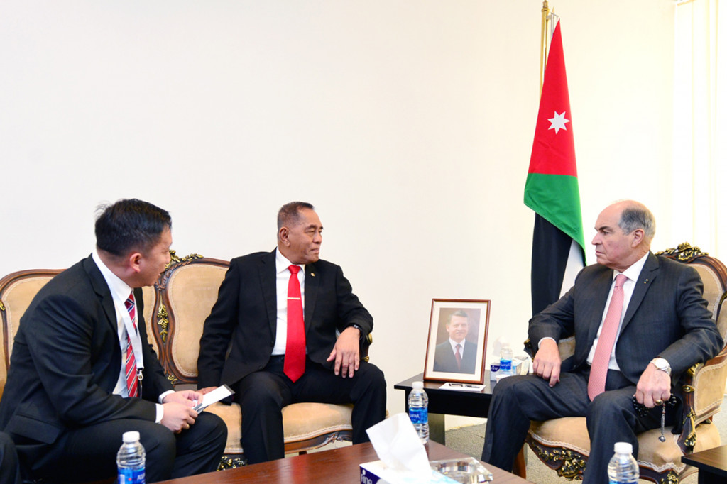 Menhan Ryamizard Ryacudu melakukan pertemuan bilateral dengan Menteri Pertahanan sekaligus Perdana Menteri Yordania Hani Al Mulki di Yordania.