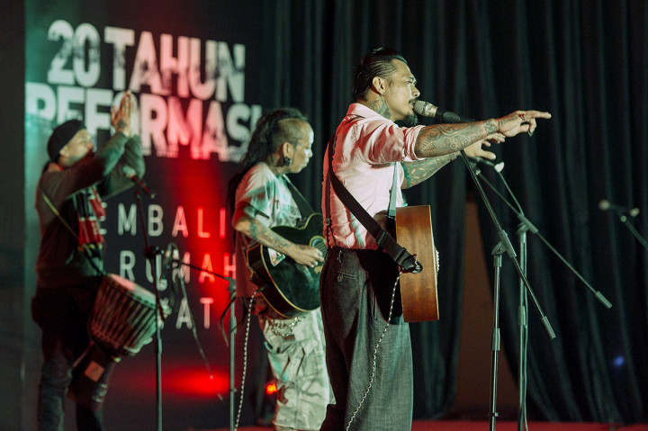 Para tokoh dan publik figur tersebut tampil dan membacakan puisi karya sejumlah seniman dan aktivis.