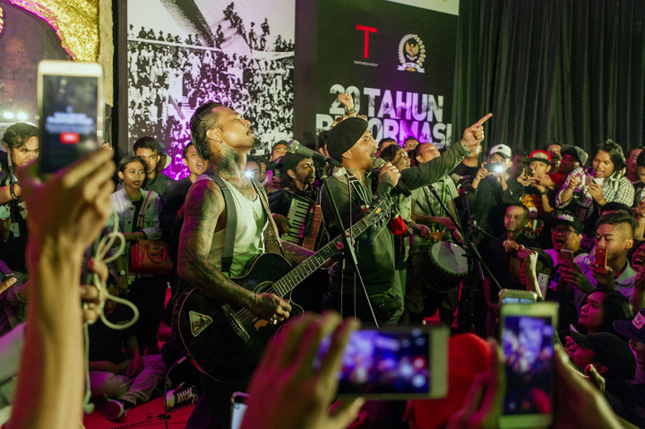 Selain panggung musik dan pembacaan puisi, juga digelar beragam acara antara lain diskusi serta pameran foto. 
