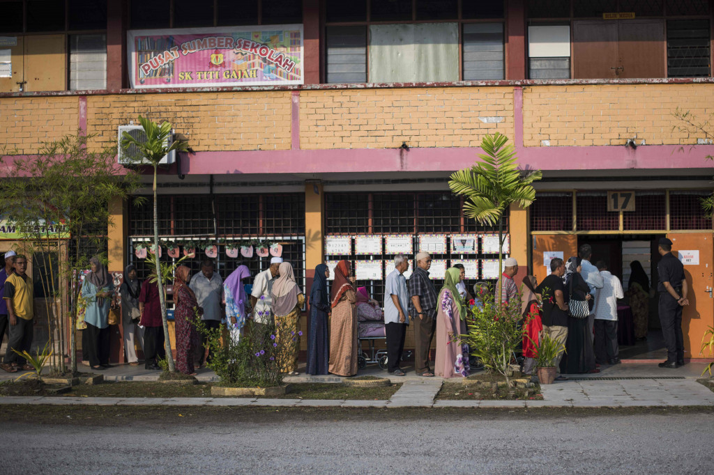 Ada sekitar 8.253 tempat pemungutan suara (TPS) yang disediakan oleh pemerintah Malaysia. TPS dididirkan di berbagai lokasi seperti sekolah dan aula serbaguna. AFP/JEWEL SAMAD