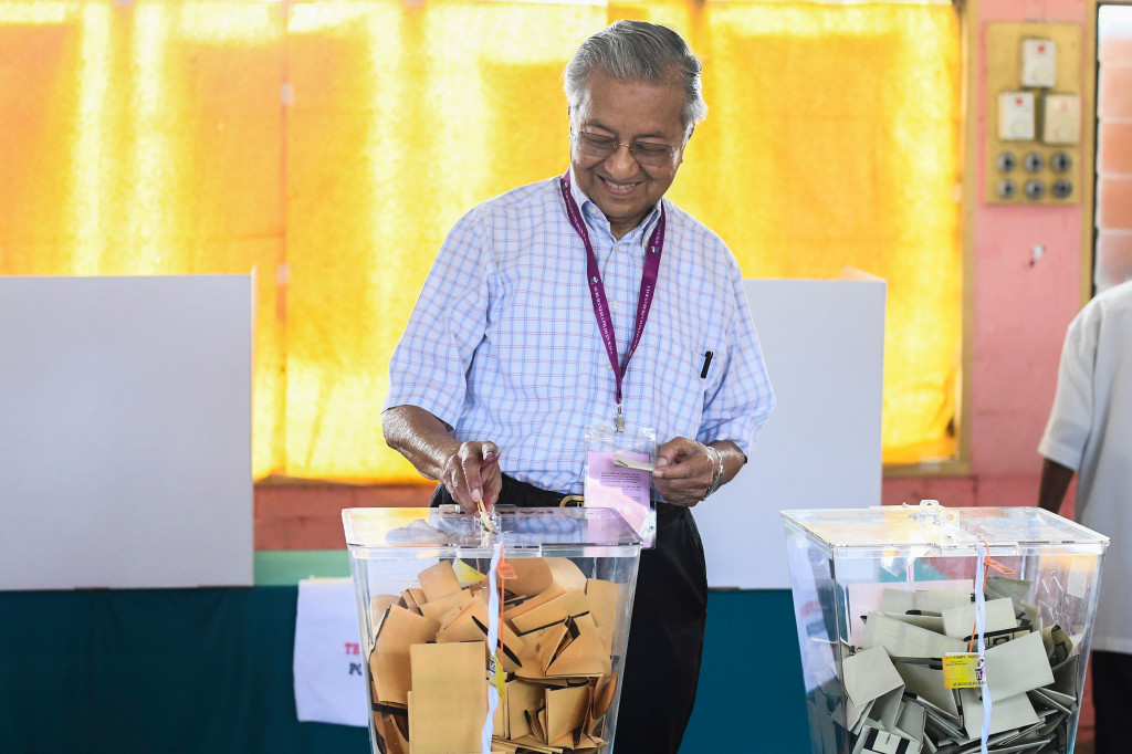 Sementara Mahathir Mohamad menggunakan hak suaranya di Alor Setar, Kedah. Ia pernah berkuasa selama 22 tahun. AFP/JEWEL SAMAD