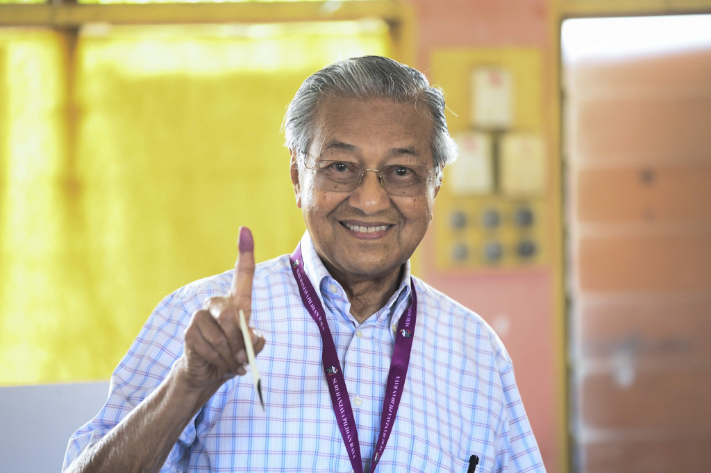 Mahathir yang kini berusia 92 tahun ini, memimpin koalisi oposisi Pakatan Harapan yang menantang koalisi berkuasa Barisan Nasional (BN) yang dipimpin Perdana Menteri Malaysia, Najib Razak, mantan anak didiknya. AFP/JEWEL SAMAD