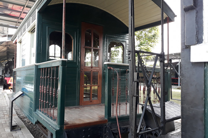 Kereta api uap bergerigi ini sangat unik dan merupakan salah satu dari tiga yang masih tersisa di dunia. Dua di antaranya ada di Swiss dan India.