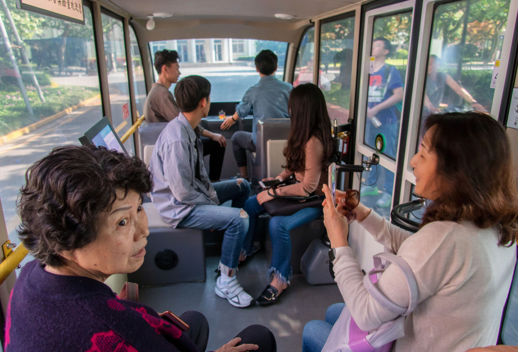 Interiornya sederhana saja. Tidak ada pengemudi sama sekali sebab minibus bermesin listrik ini mengusung teknologi autonomous. 