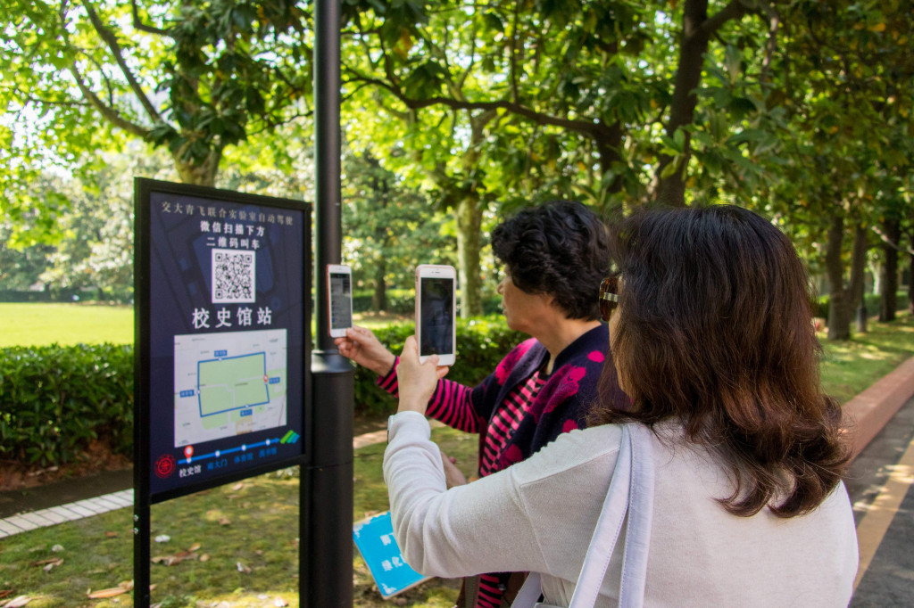 Calon penumpang dapat memesan tempat duduk dengan men-scan barcode dengan smartphone mereka.