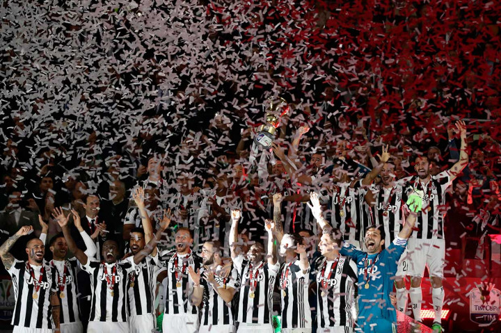 Para pemain Juventus meluapkan kegembiraan sambil mengangkat trofi Coppa Italia yang baru saja mereka raih, Kamis, 10 Mei 2018 dini hari WIB. AFP/Isabella Bonotto