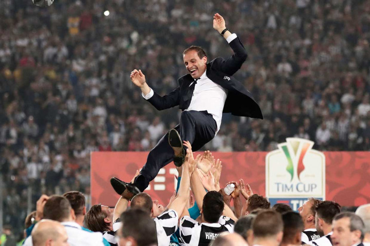 Para pemain Juventus mengangkat pelatih mereka Massimiliano Allegri usai menjuarai Coppa Italia 2017/2018.. AFP/Isabella Bonotto
