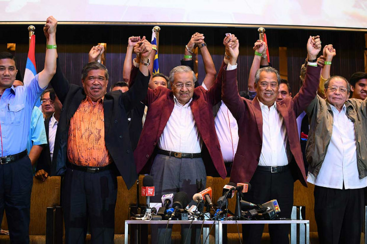 Mantan PM Malaysia Mahathir Mohamad menangkat tangan bersama para pemimpin koalisinya usai memenangi Pemilu Malaysia, Kamis, 10 Mei 2018.