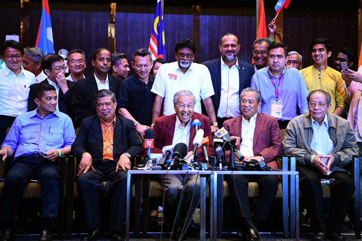 Mahathir yang kini berusia 92 tahun mengalahkan koalisi Barisan Nasional, yang berkuasa di Malaysia sejak kelahirannya sebagai negara merdeka pada 1957 lalu.