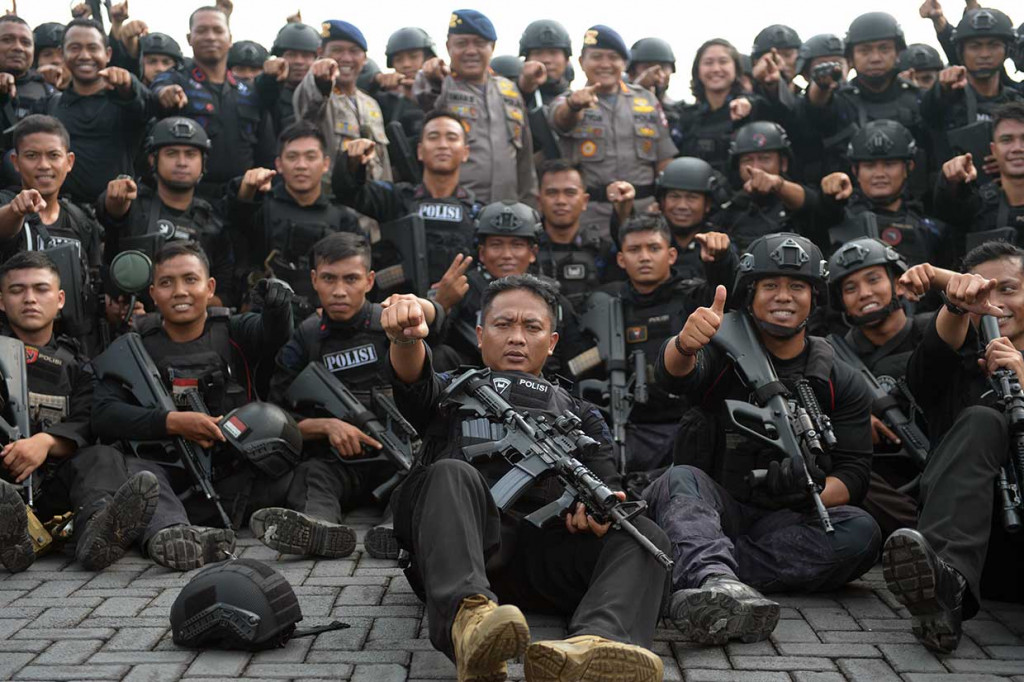 Petugas Brimob berfoto bersama seusai apel di dalam Mako Brimob Polda Metro Jaya, Depok. AFP/Adek Berry