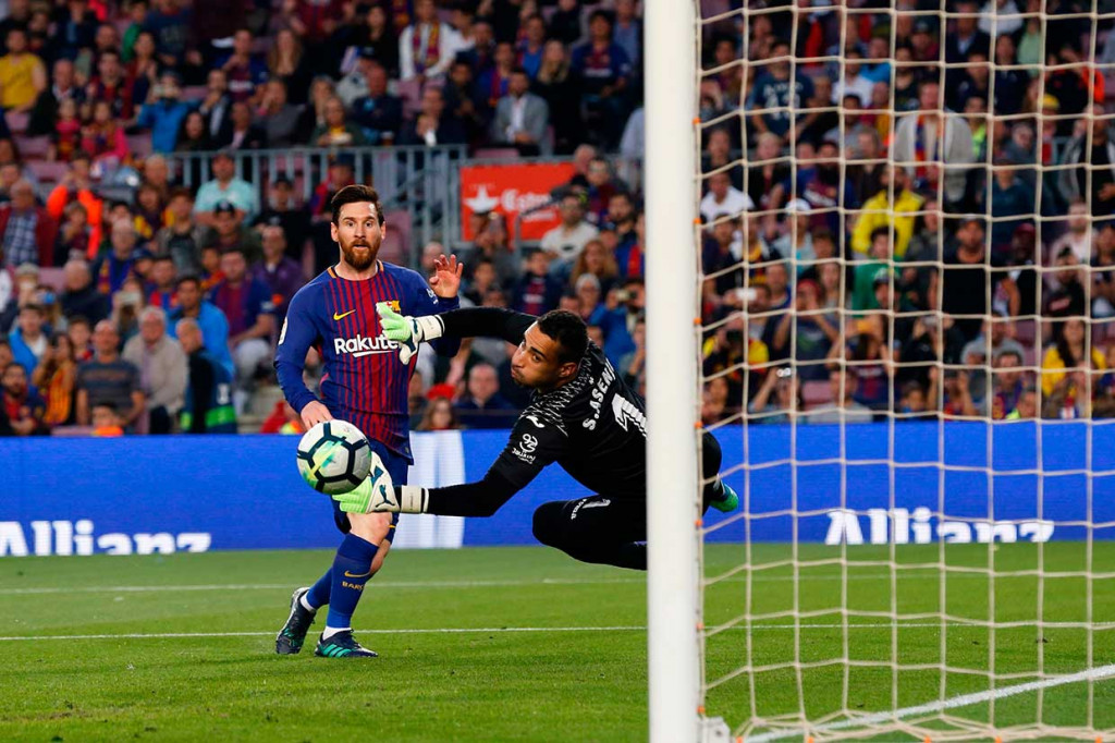 Kapten Barca yang akan segera hengkang Andres Iniesta mengirim umpan lambung tertuju kepada Lionel Messi yang kemudian lewat sepakan voli menaklukkan penjaga gawang Sergio Asenjo untuk menjadi gol ketiga pada akhir babak pertama.