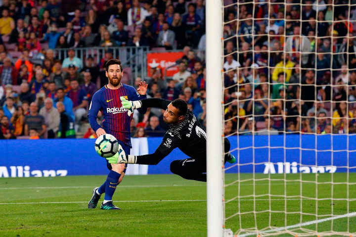 Kapten Barca yang akan segera hengkang Andres Iniesta mengirim umpan lambung tertuju kepada Lionel Messi yang kemudian lewat sepakan voli menaklukkan penjaga gawang Sergio Asenjo untuk menjadi gol ketiga pada akhir babak pertama.